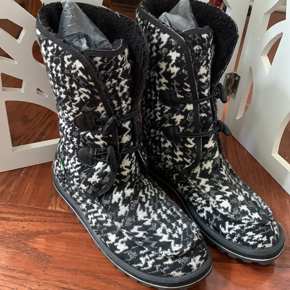 Sanuk black and white herringbone print boots, soft and comfy, size is womens 7